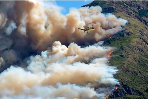 Así es el voráz incendio en el Parque Nacional Los Alerces